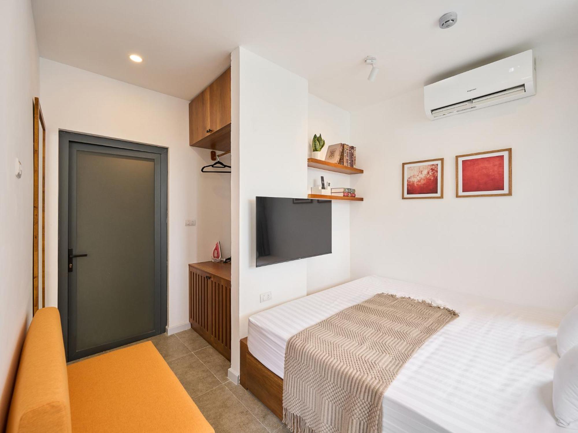 Horizon Bui Vien Retreat - Exclusive Rooftop & Poolside Relaxation Apartment *