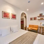 Horizon Bui Vien Retreat - Exclusive Rooftop & Poolside Relaxation