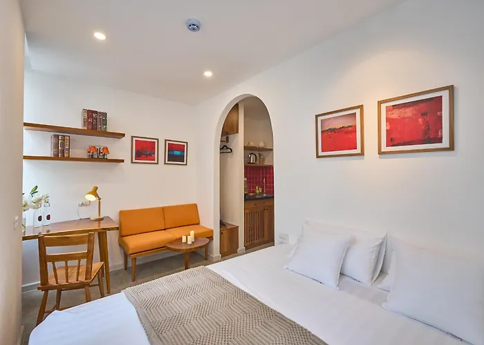 Horizon Bui Vien Retreat - Exclusive Rooftop & Poolside Relaxation