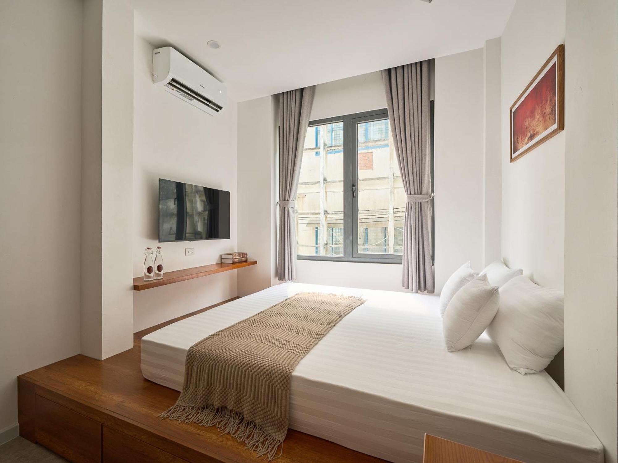Horizon Bui Vien Retreat - Exclusive Rooftop & Poolside Relaxation *