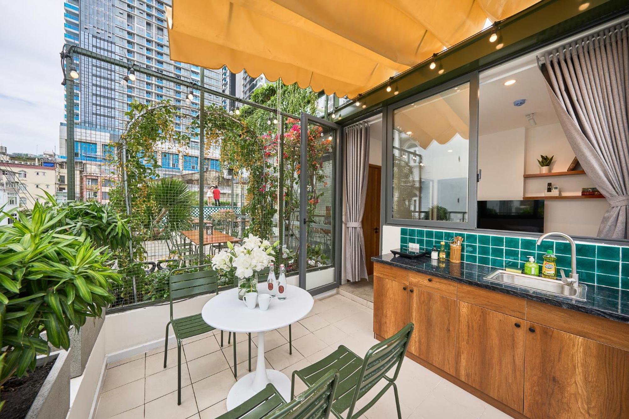 Horizon Bui Vien Retreat - Exclusive Rooftop & Poolside Relaxation