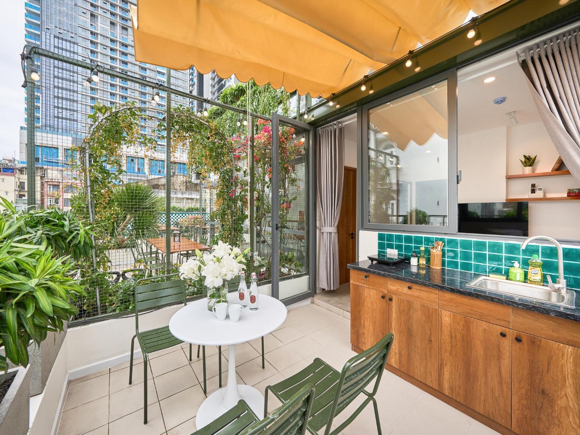 Horizon Bui Vien Retreat - Exclusive Rooftop & Poolside Relaxation TP. Hồ Chí Minh