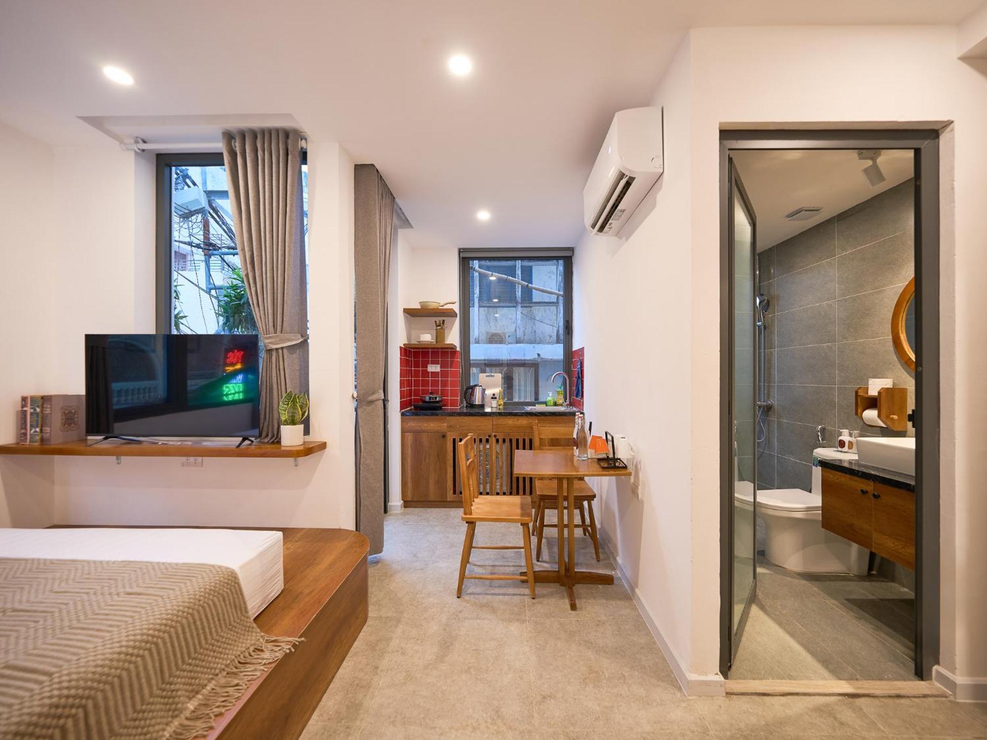 Horizon Bui Vien Retreat - Exclusive Rooftop & Poolside Relaxation *